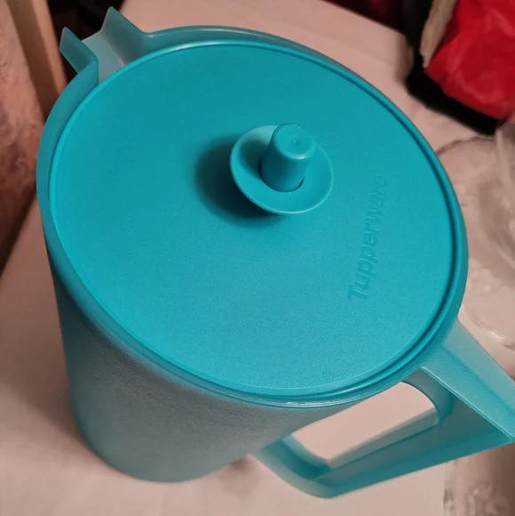 Tupperware Pitcher/One Gallon - Picture 3 of 4